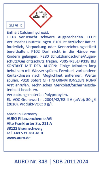 Produktetikett der AURO Pflanzchemie AG mit Sicherheitshinweisen in deutscher Sprache. Es enthält Gefahrenhinweise, Notfallanweisungen, Kontaktdaten des Herstellers und Website-Informationen. Die Hauptgefahr geht von Calciumhydroxid aus.